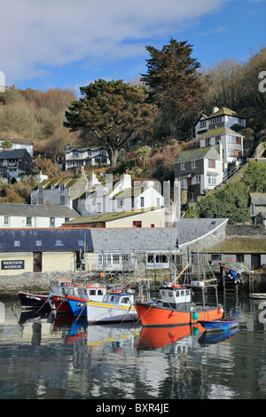 Boote vertäut am Polperro in South East Cornwall Stockfoto