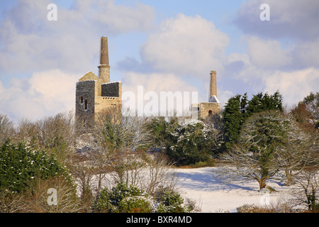 WHEAL BUSH MASCHINENHÄUSER GEFANGEN IM SCHNEE Stockfoto