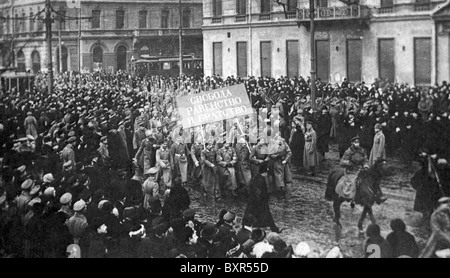 PETROGRAD Februar 1917.  Meuternden russische Soldaten, die einen Banner fordern Freiheit, Gleichheit, Brüderlichkeit Stockfoto