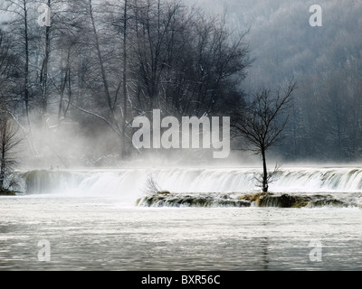 Wasserfall in der Wintermorgen am Bergfluss namens Mreznica im kontinentalen Teil Kroatiens. Stockfoto