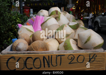 Frische Kokosnüsse für 20 Bhat Stockfoto