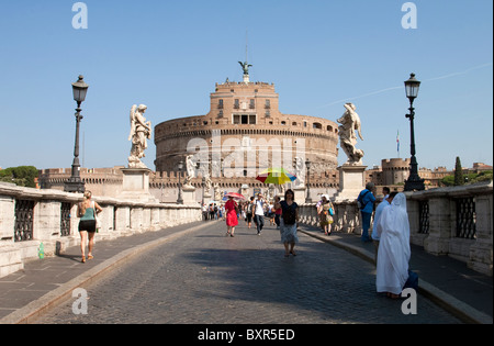 Ponte Sant'Angelo führt zu Castel Sant'Angelo (Mausoleum des Hadrian) in Rom, Italien Stockfoto