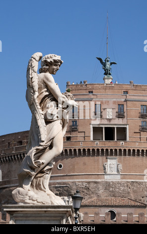 Engel mit Dornenkrone auf Ponte Sant'Angelo mit Castel Sant'Angelo im Hintergrund, Rom Italien Stockfoto