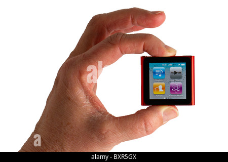 Apple iPod Nano, sechste Generation durch eine Hand auf weißem Hintergrund gehalten. Stockfoto