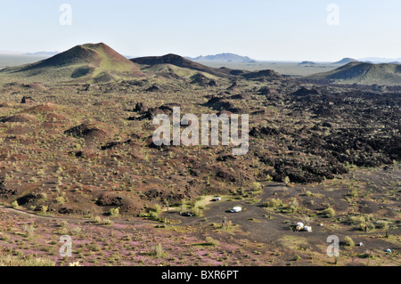 Tecolote Vulkan Schlackenkegel und Campingplatz gesehen von Mayo Vulkan, El Pinacate Biosphärenreservat, Sonora, Mexiko Stockfoto