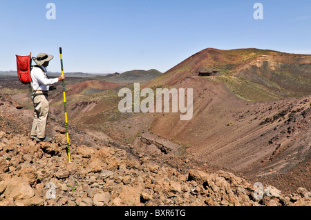 Geologe anzeigen innere Tecolote Schlackenkegel, El Pinacate Biosphärenreservat, Sonora, Mexiko Stockfoto