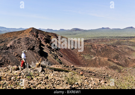 Geologe anzeigen innere Tecolote Schlackenkegel, El Pinacate Biosphärenreservat, Sonora, Mexiko Stockfoto