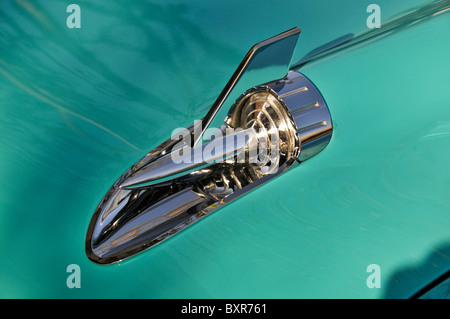 Detail des Jahres 1957 Chevrolet Bel Air Kühlerfigur Stockfoto