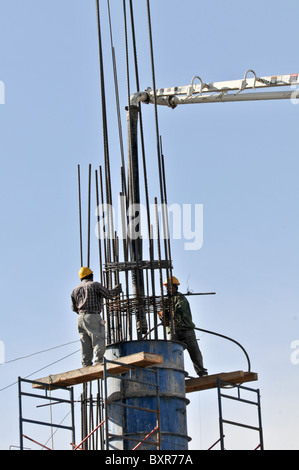 Arbeitnehmer, die Stützpfosten auf Baustelle, Puerto Penasco, Sonora, Mexiko in Beton gießen Stockfoto