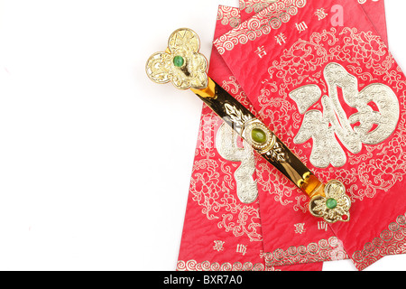 Chinesisches Neujahr Dekoration--Jade Ruyi und rote Packung, Charakter auf Packung symbolisiert Glück. Stockfoto