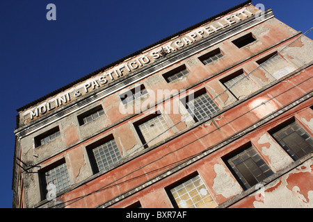 Alten verlassenen Fabrikgebäude gegen blauen Himmel, niedrigen Winkel Ansicht Stockfoto
