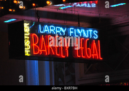 Hustler Larry Flynts Barely Legal "Leuchtreklame auf Bourbon Street, French Quarter, New Orleans, Louisiana Stockfoto