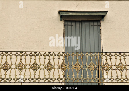 Schmiedearbeiten und Tür Architekturdetail, French Quarter, New Orleans, Louisiana Stockfoto