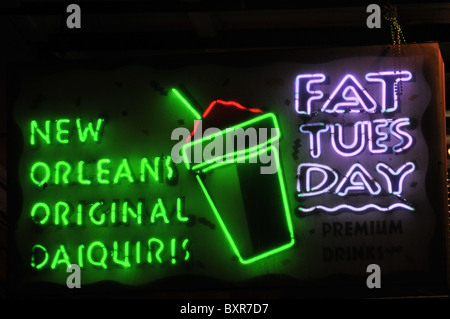 Fetter Dienstag, New Orleans Original Daiquiri "Leuchtreklame auf Bourbon Street, French Quarter, New Orleans, Louisiana Stockfoto