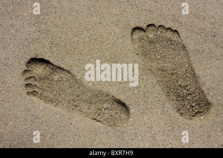 Ein paar Fußspuren im Sand am Strand Stockfoto