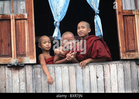 Novizen auf einem schwimmenden Kloster am Inle-See liegt in den Hügeln des Shan in Myanmar (Burma). Stockfoto