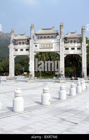 Tor an das Kloster Po Lin auf Lantau Island in Hongkong, China Stockfoto