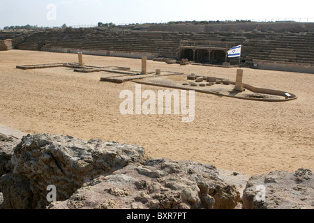 Reste des antiken Roman Amphitheater in Caesarea Maritima, Israel, die durch das Mittelmeer befindet, diente als Stockfoto