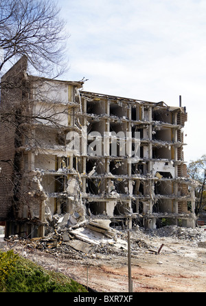 Abriss-Baustelle die alten Waben Stil Towers Zimmer in einem Studentenwohnheim auf dem USC Campus in Columbia, SC im März 2007. Stockfoto