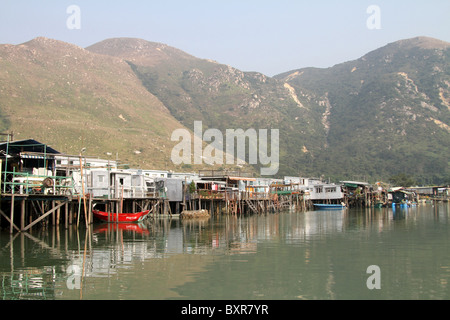 Pfahlbauten in Tai O Fischerdorf mit Häusern auf Stelzen auf Lantau Island in Hongkong, China Stockfoto