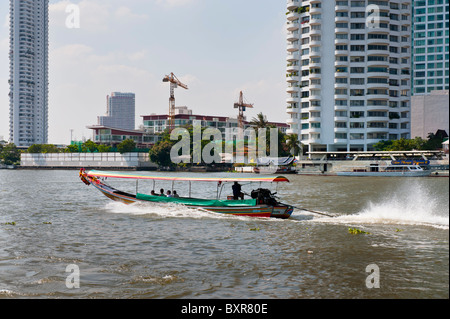 Der Fluss Chao Phraya ist dem königlichen Fluss schneiden durch Bangkok und voll von verschiedenen Arten von Booten und anderen Flusstransport. Stockfoto