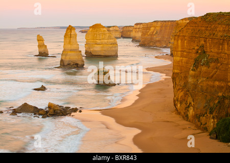 Zwölf Apostel bei Sonnenaufgang, Port Campbell National Park, Great Ocean Road, Victoria Stockfoto