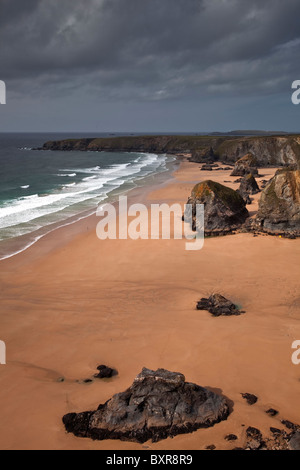 Sturm Wolken über der Bedruthan Steps in Cornwall. Stockfoto
