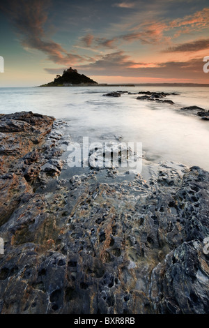 Das Abendlicht über St Michaels Mount in Cornwall als die Flut kommt. Stockfoto