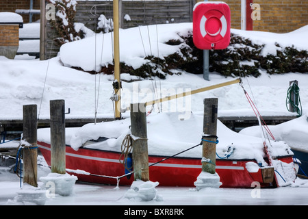 Schnee und Eis bedeckt Boot im Hafen Stockfoto