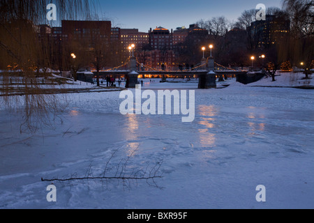 gefrorenen Lagune in den öffentlichen Gärten im Schnee, Weihnachten, Boston, Ma, USA Stockfoto