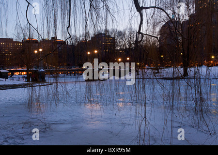 gefrorenen Lagune in den öffentlichen Gärten im Schnee, Weihnachten, Boston, Ma, USA Stockfoto