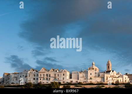 Locorotondo bei Dämmerung, Apulien, Italien Stockfoto