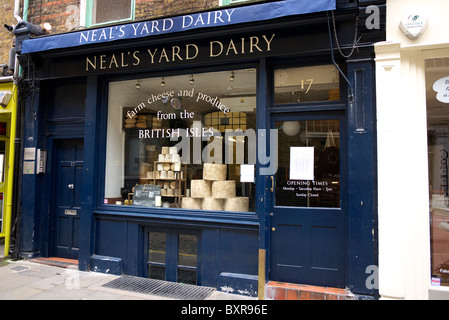 Eingang zu den Neals Yard Dairy entlang Shorts Gardens Covent Garden in London Stockfoto