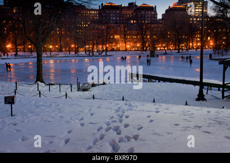 gefrorenen Lagune in den öffentlichen Gärten im Schnee, Weihnachten, Boston, Ma, USA Stockfoto