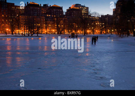 gefrorenen Lagune in den öffentlichen Gärten im Schnee, Weihnachten, Boston, Ma, USA Stockfoto