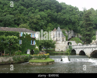 Der Fluss Dronne bei Brantome Fluss Dronne bei Brantome mit der Abteikirche Stockfoto