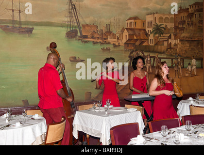 Band spielt in El Floridita Bar frequentiert von Ernest Hemingway in Havanna in Kuba Stockfoto