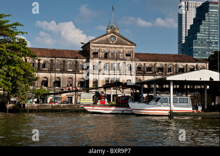 Das Altes Zollhaus, die jetzt von der Feuerwehr in Bangkok am Fluss verwendet. Stockfoto