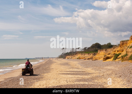Ein Wächter Patrouillen am Strand auf einem Quad-Bike in Benacre, Suffolk, England, Großbritannien, Uk Stockfoto