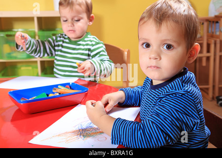 Niedliche europäischen Kleinkinder im Kindergarten ein Bild zeichnen. Stockfoto