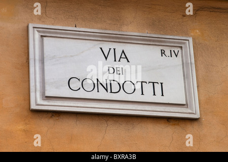 Via dei Condotti Zeichen in Rom, Italien Stockfoto