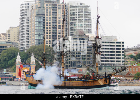 Nachbau des Captain Cook Endeavour, feuern ihre Kanonen während einer Feier Stockfoto