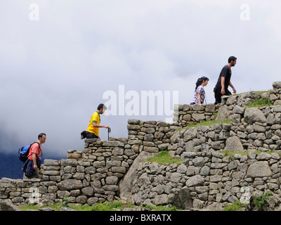 Reisegruppen, besuchen Sie die Website von Machu Picchu in den frühen Morgenstunden. Stockfoto