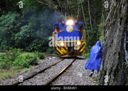 Eine Backpacker geht von Cusco - Aguas Calientes Eisenbahn, ein beliebter Weg, um Machu Picchu zu erreichen, da PeruRail Preise erhöht. Stockfoto