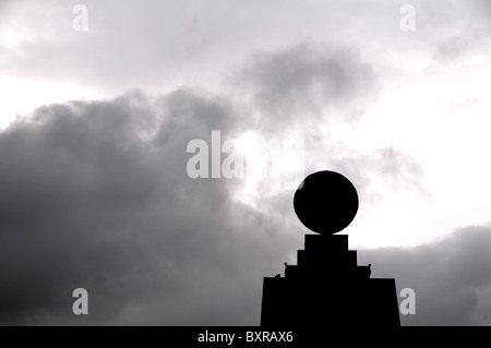 Silhouette des Denkmals markieren die Mitad del Mundo (Mitte der Welt) in der Nähe von Quito, der Hauptstadt von Ecuador. Stockfoto