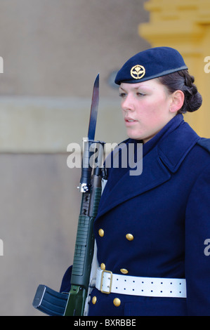 Weiblicher Soldat auf Wache vor dem Königspalast in Stockholm (Kungliga Slottet), ausgestattet mit einem Gewehr mit einem Bajonett Stockfoto