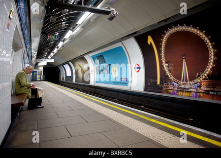 Ein Passagier lesen die financial times Zeitung an der unterirdischen Station Green Park, London, England, UK Stockfoto
