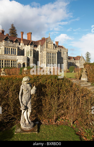 Statue im Garten an Das Rhinefield House Hotel und die Gärten, Brockenhurst. Der New Forest, Hampshire, UK im März Stockfoto