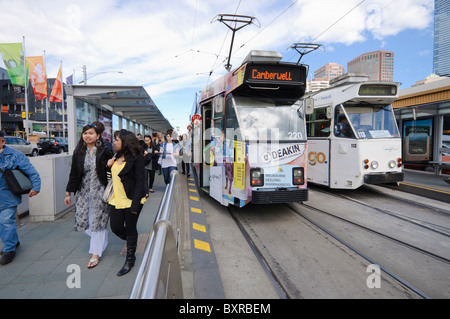 Asiatische Studenten oder Migranten Teilnahme im Alltag durch pendeln auf Straßenbahnen. Melbourne, Australien Stockfoto