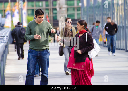 Indischen ethnischen Minderheit in Australien: Migranten oder overseas Student paar. Die Frau ist schwanger in traditioneller Tracht. Stockfoto